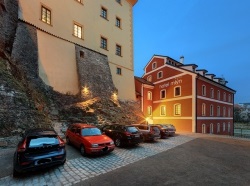 Parkoviště u hotelu